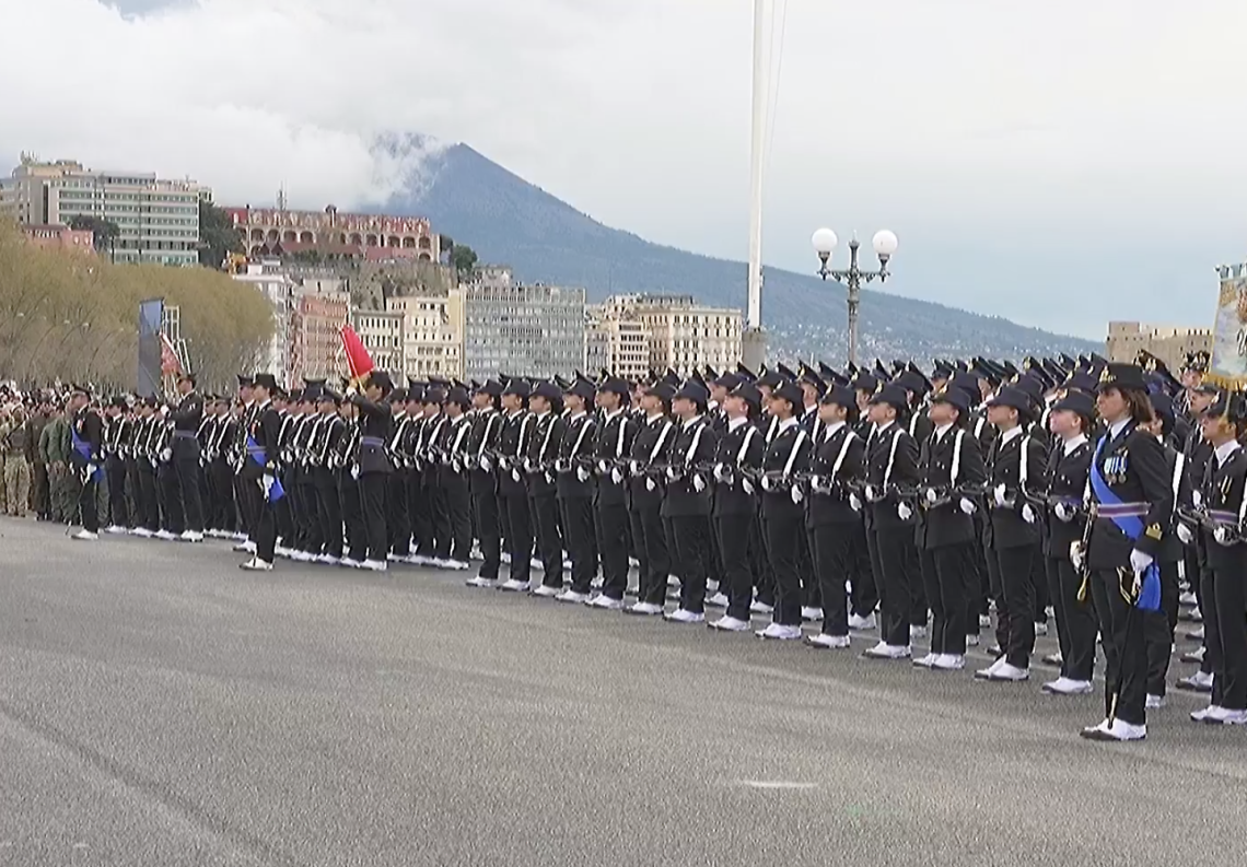 Aeronautica Militare, cerimonia a Napoli per i 130 anni: le Frecce Tricolore sorvolano il lungomare