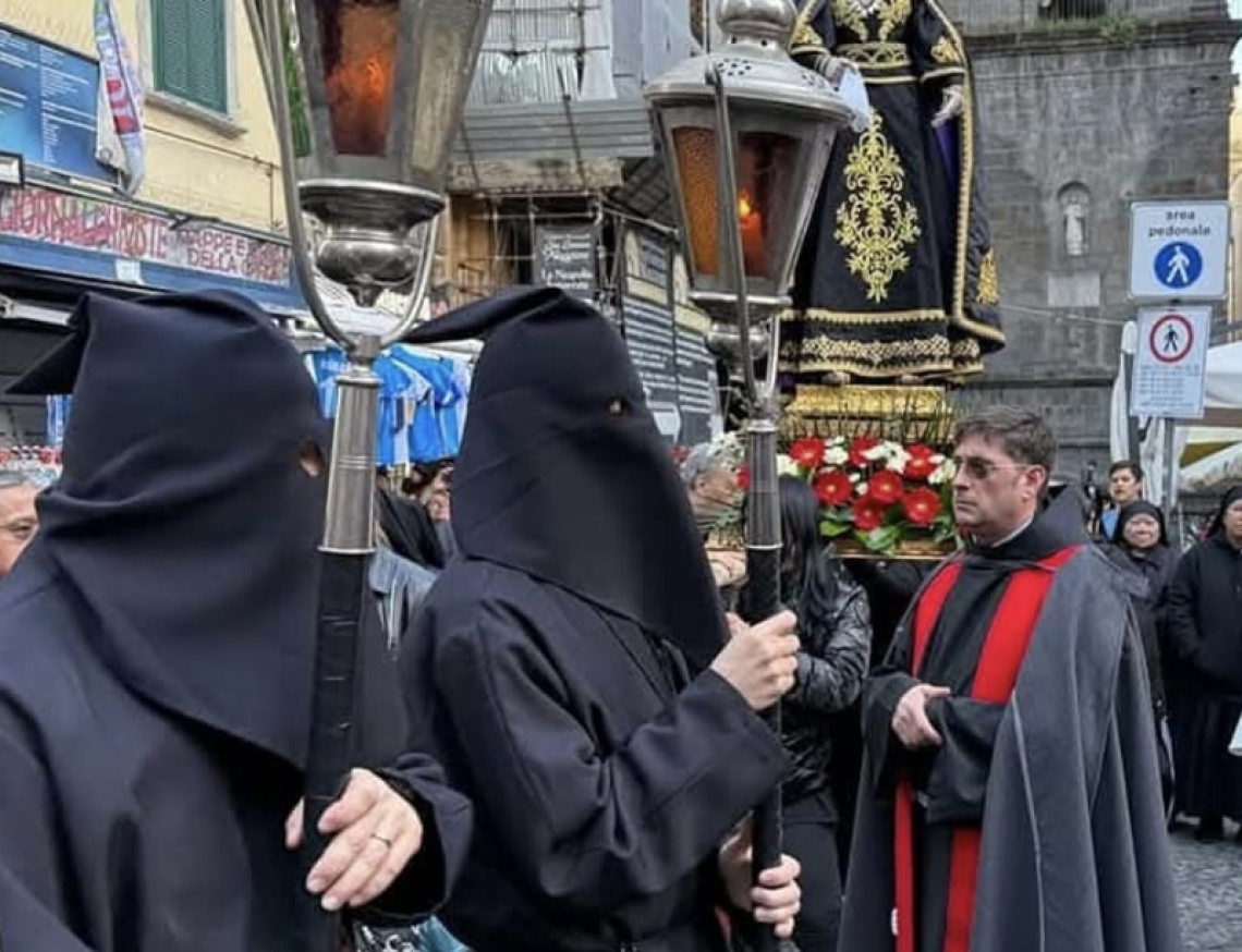 Via Crucis in napoletano e corteo in costume