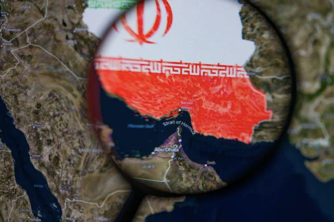 Iran, Vance: &laquo;Tregua &egrave; fragile&raquo;. Prime navi attraversano stretto di Hormuz