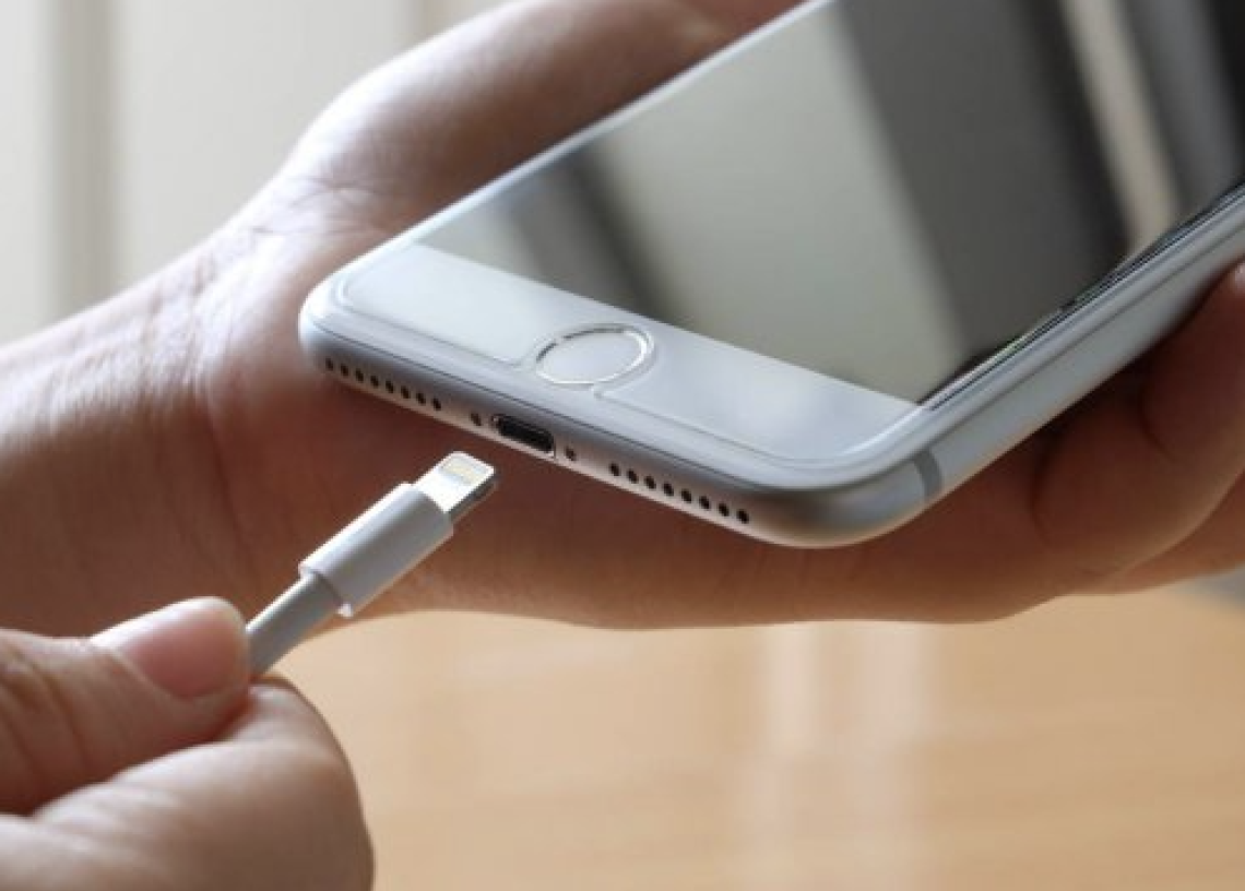 Lite familiare per un caricabatterie, in manette tre fratelli