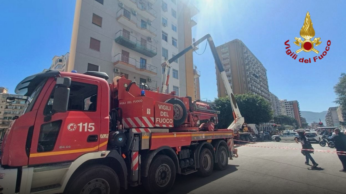 Cede il braccio della gru, due operai precipitano dal cestello: morti