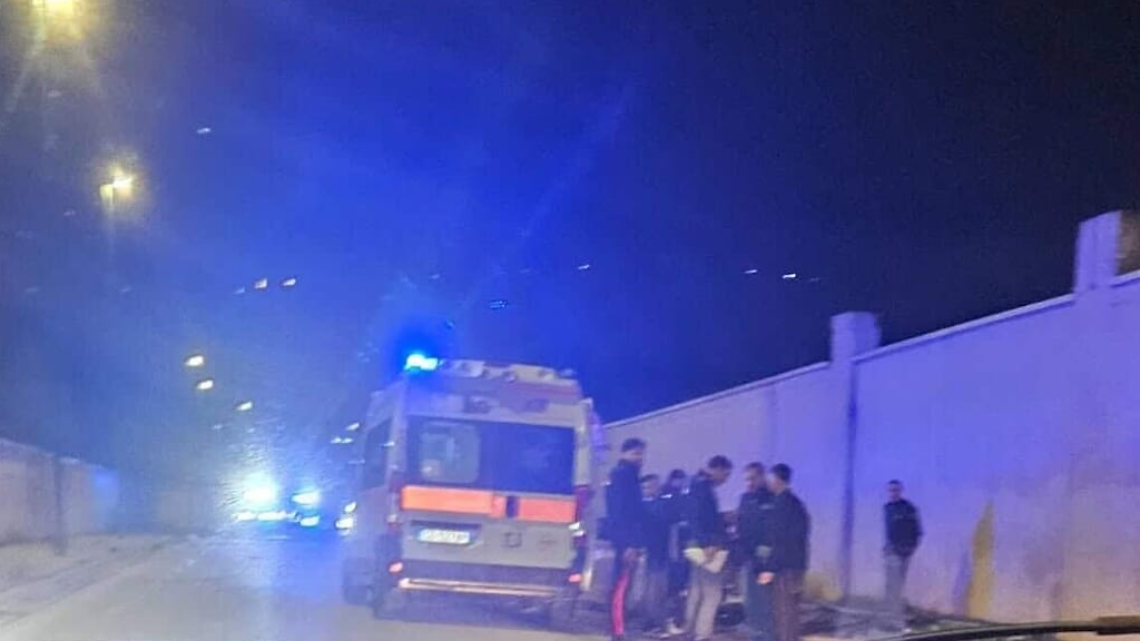 Sedicenne alla guida di un'auto con minori a bordo si schianta contro un palo