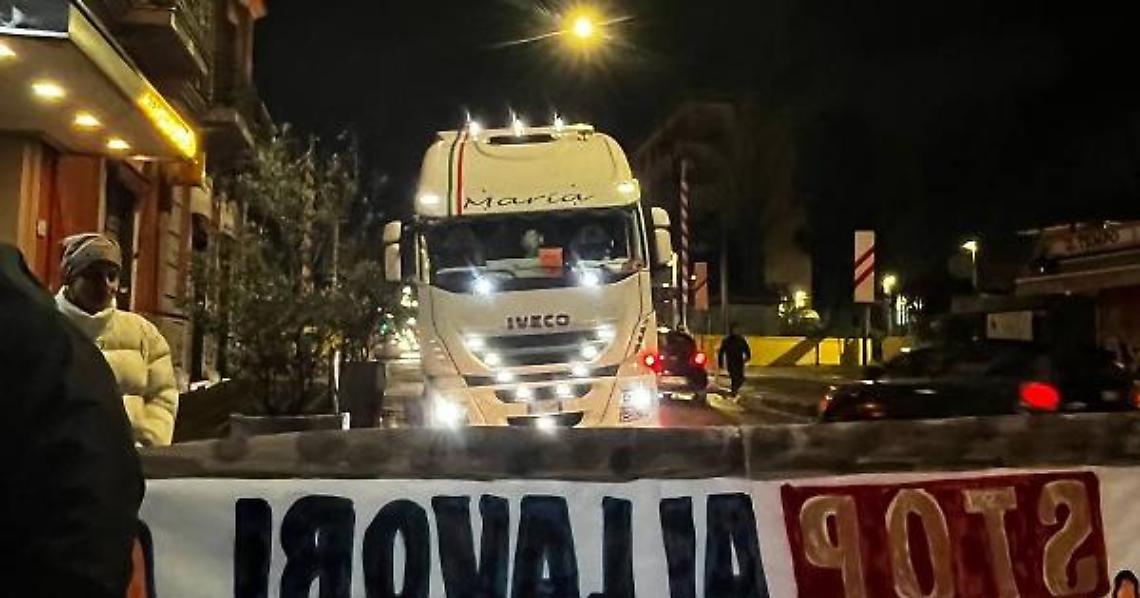 America&rsquo;s Cup, sgomberati bloccano i camion verso Bagnoli