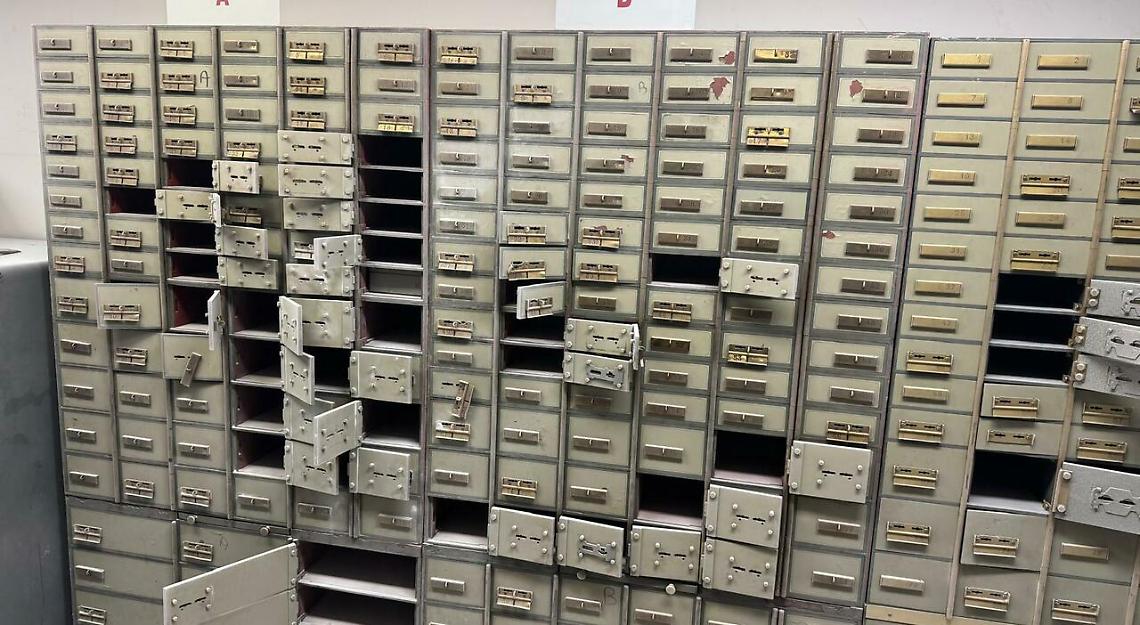 Rapina in banca, le vittime: &laquo;Nelle cassette di sicurezza i sacrifici di una vita intera&raquo;