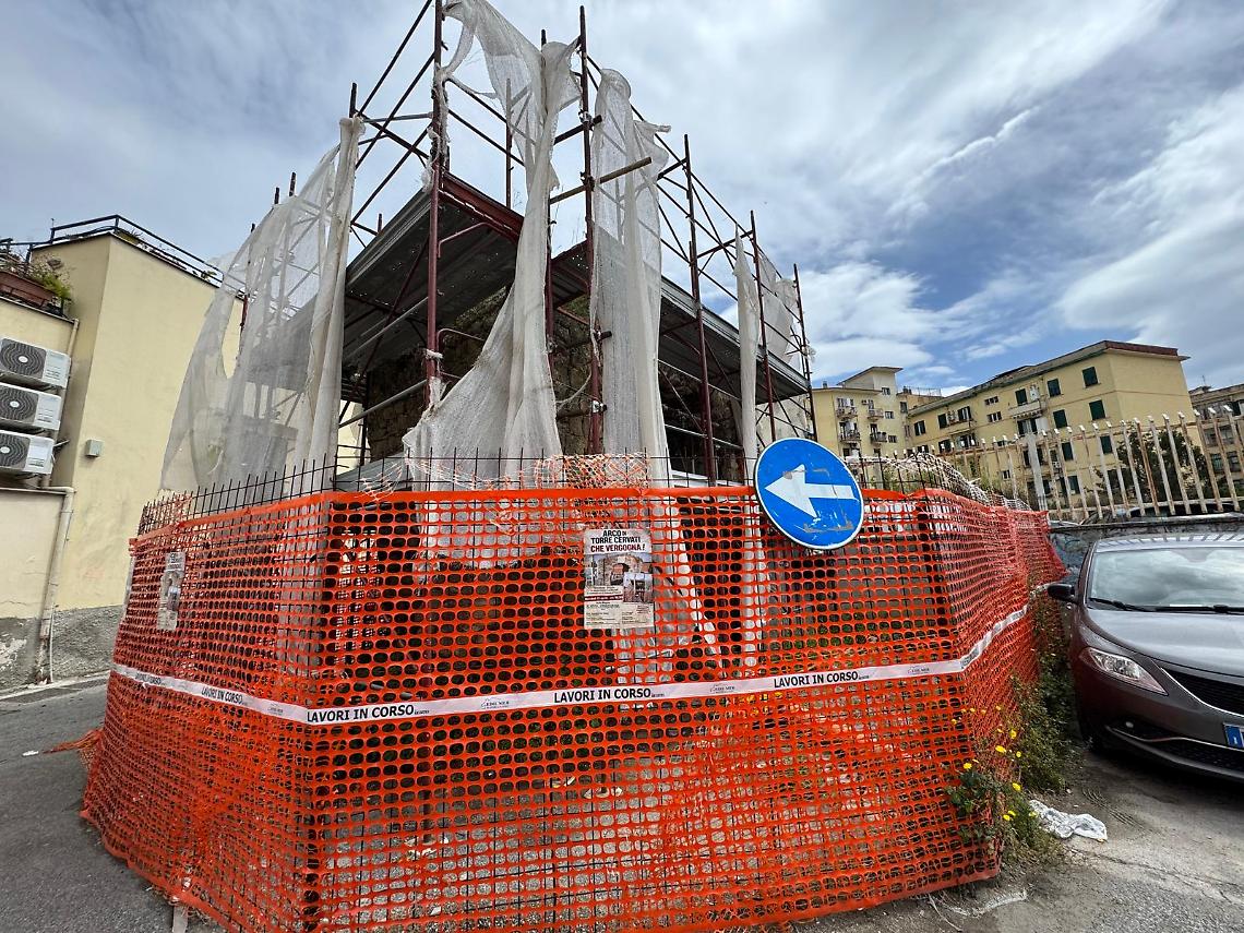 Napoli. Degrado Arco Torre Cervati: vergogna
