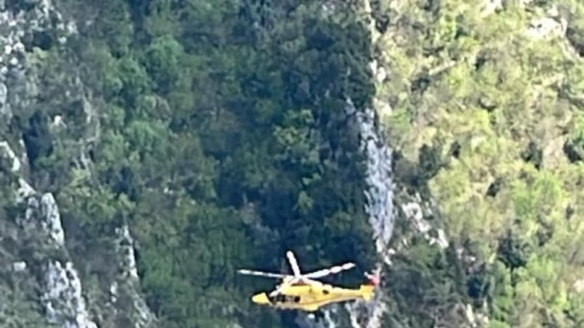 Turista inciampa su sentiero durante escursione, soccorsa in elicottero 