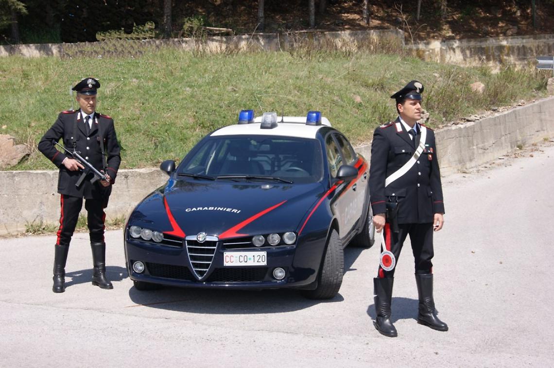 Diciassettenne ferito all'addome da un 14enne fuori ad un locale