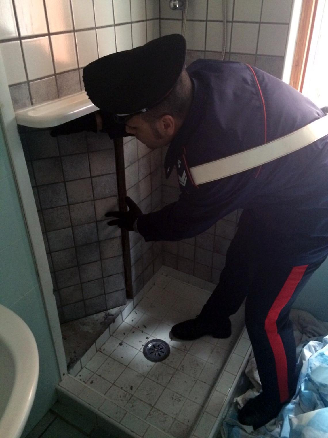 Caivano, droga nella parete del box doccia: in manette 45enne