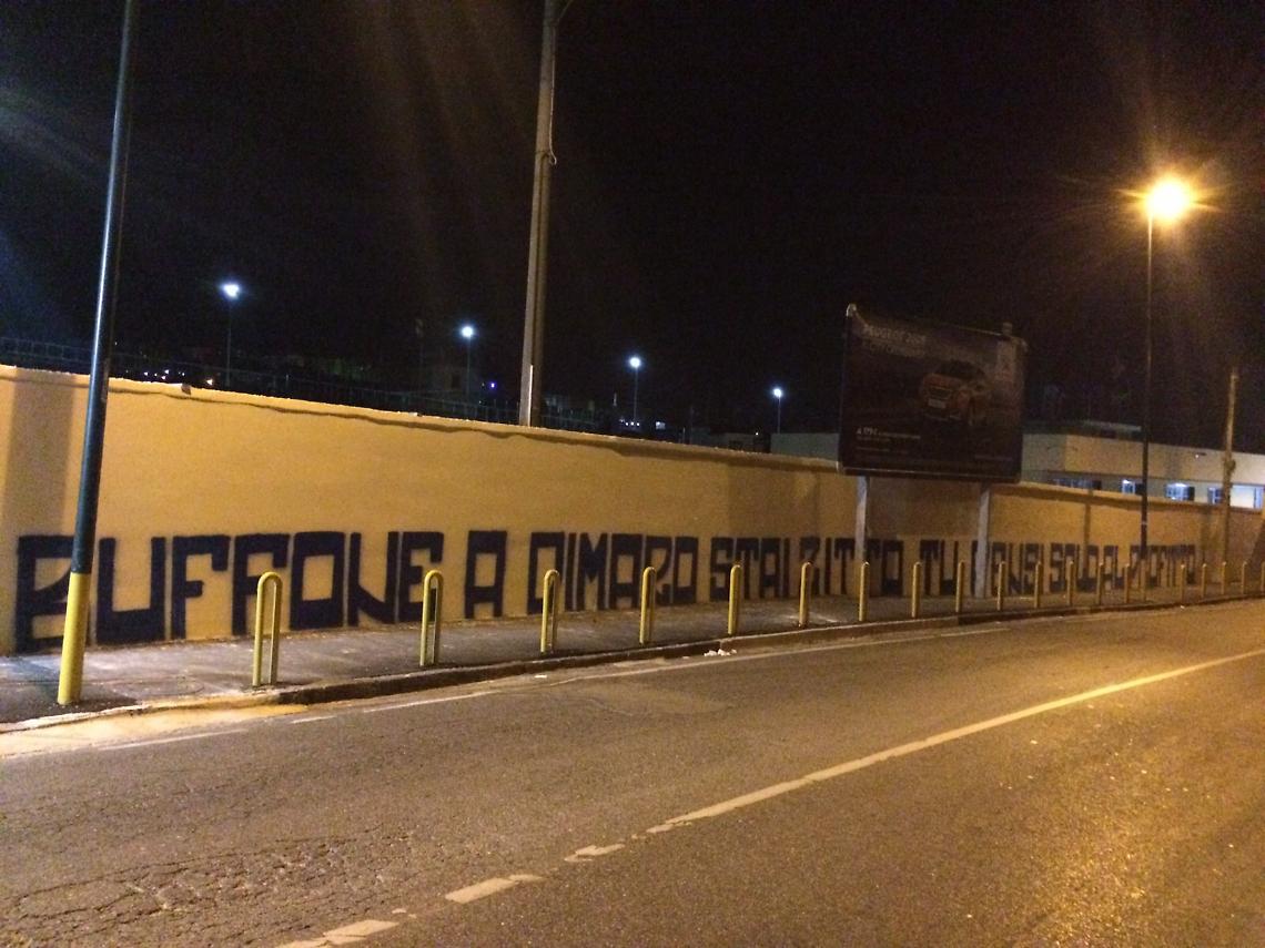 Spunta un altro murales contro De Laurentiis: "Pensi solo al profitto"