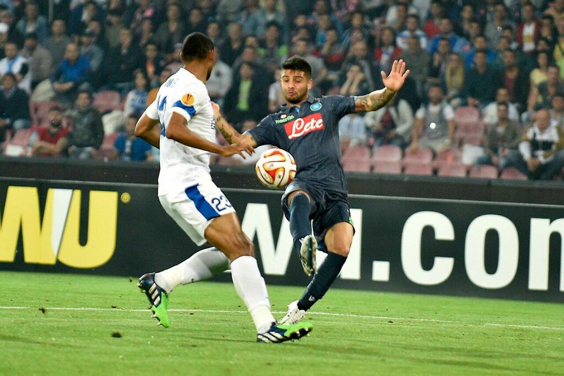 Scandaloso al San Paolo: il Dnipro pareggia (1-1) in netto fuorigioco scatenando la rabbia di De Laurentiis: «Platini ha deciso che deve vincere il Siviglia la Coppa»