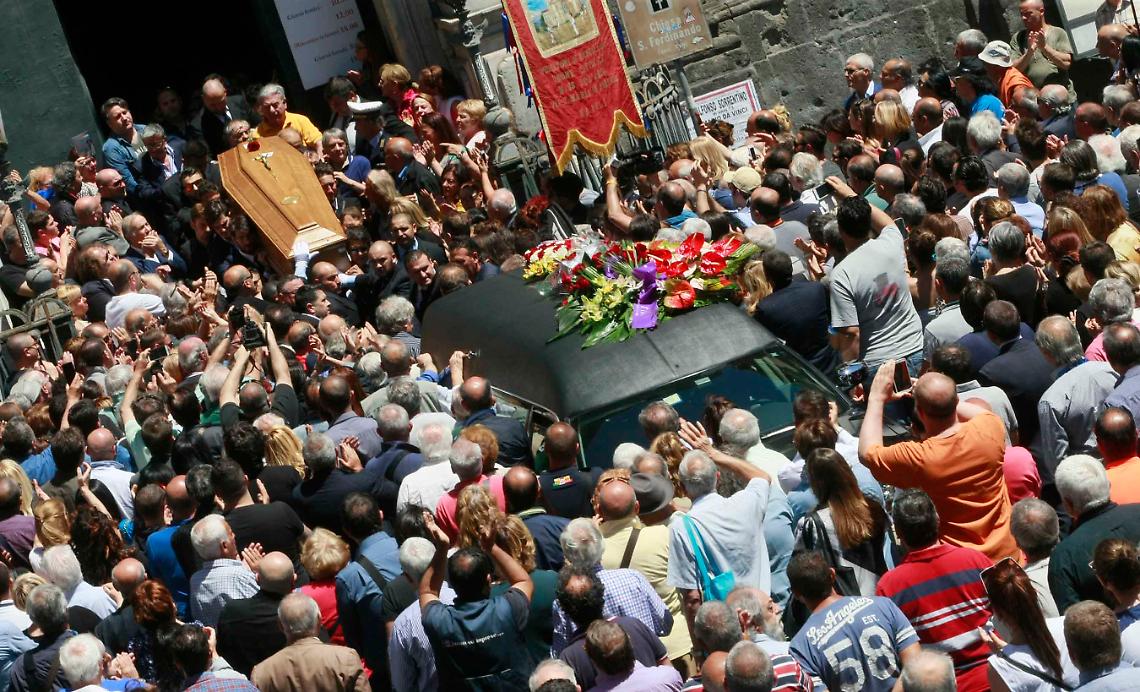 Chiesa stracolma per i funerali di Mario Da Vinci