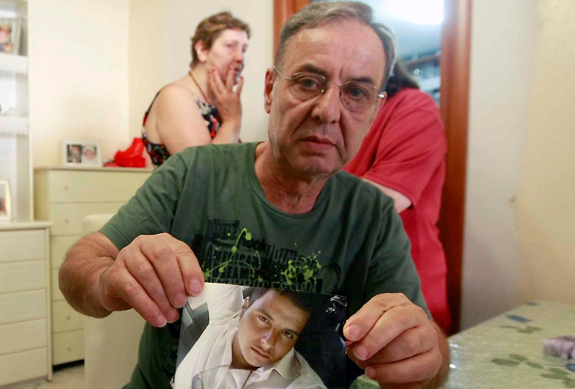 L'appello della famiglia di Emanuele Esposito: «Fateci celebrare il funerale, non siamo camorristi»