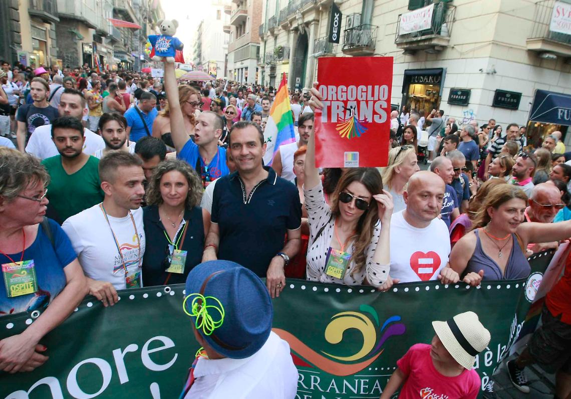 L'onda gay è "mille culure" e travolge Napoli