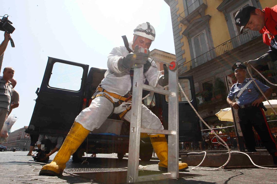 Banda del buco nel cuore di Napoli, colpo da 150mila euro. Dei banditi nessuna traccia