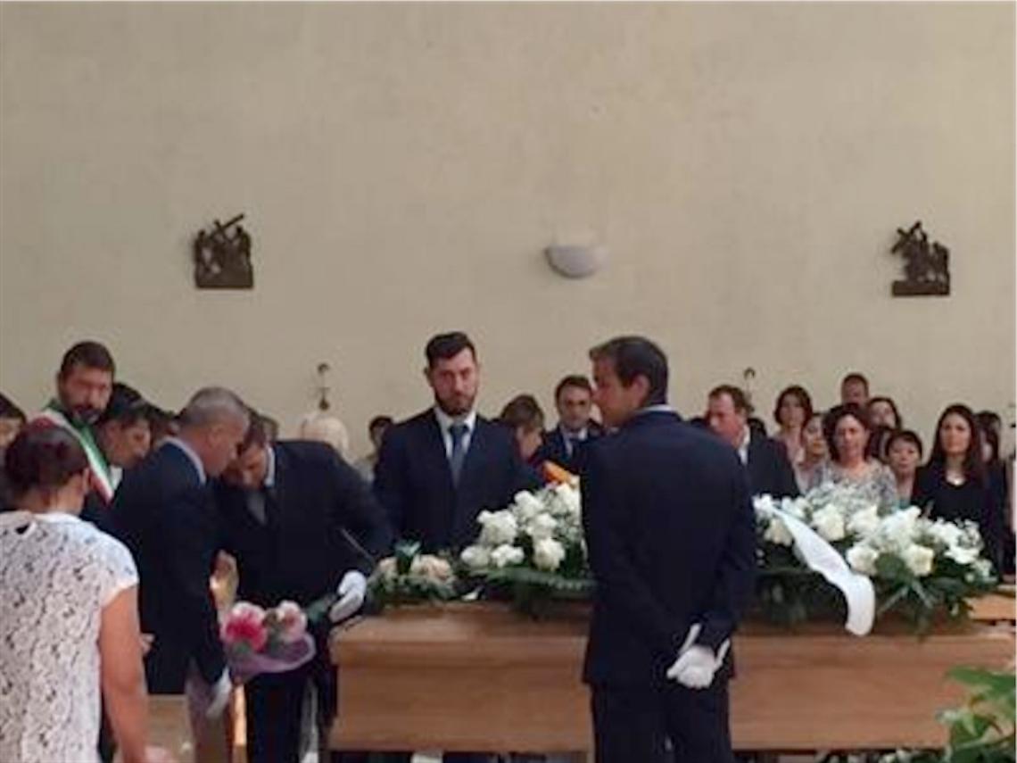 Auto killer, chiesa gremita per l'addio a Corazon