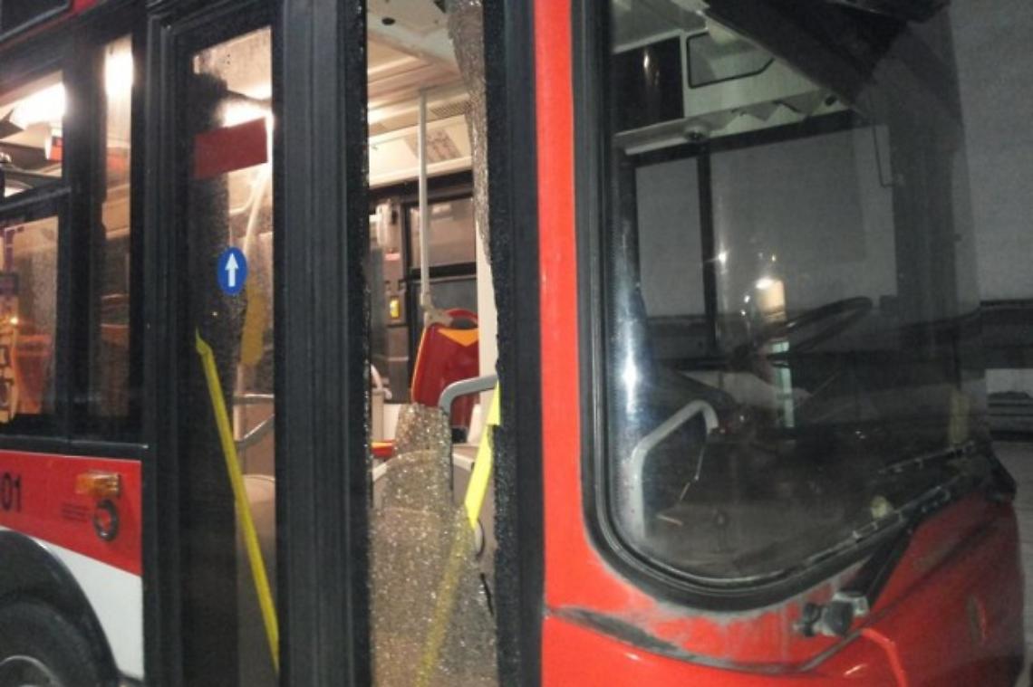 Sassaiole contro due bus dell'Anm, vetri in frantumi e passeggeri terrorizzati