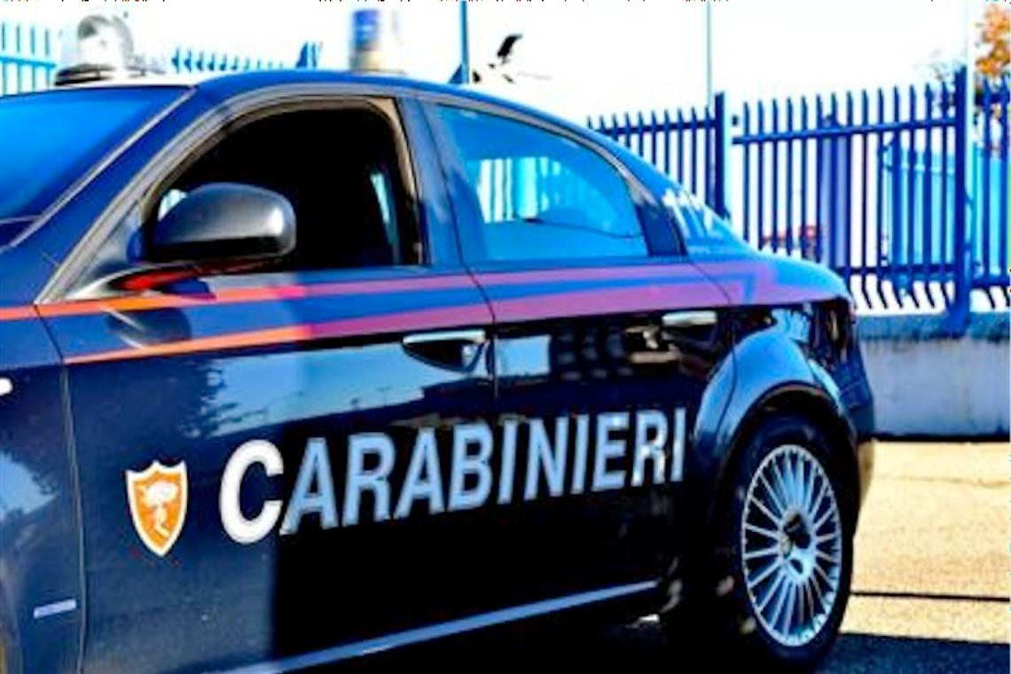 Ruba 20 vestiti dal negozio, presa la donna delle pulizie