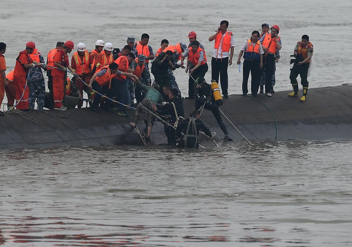 Affonda nave <br>in Cina: 5 morti <br>e 438 dispersi
