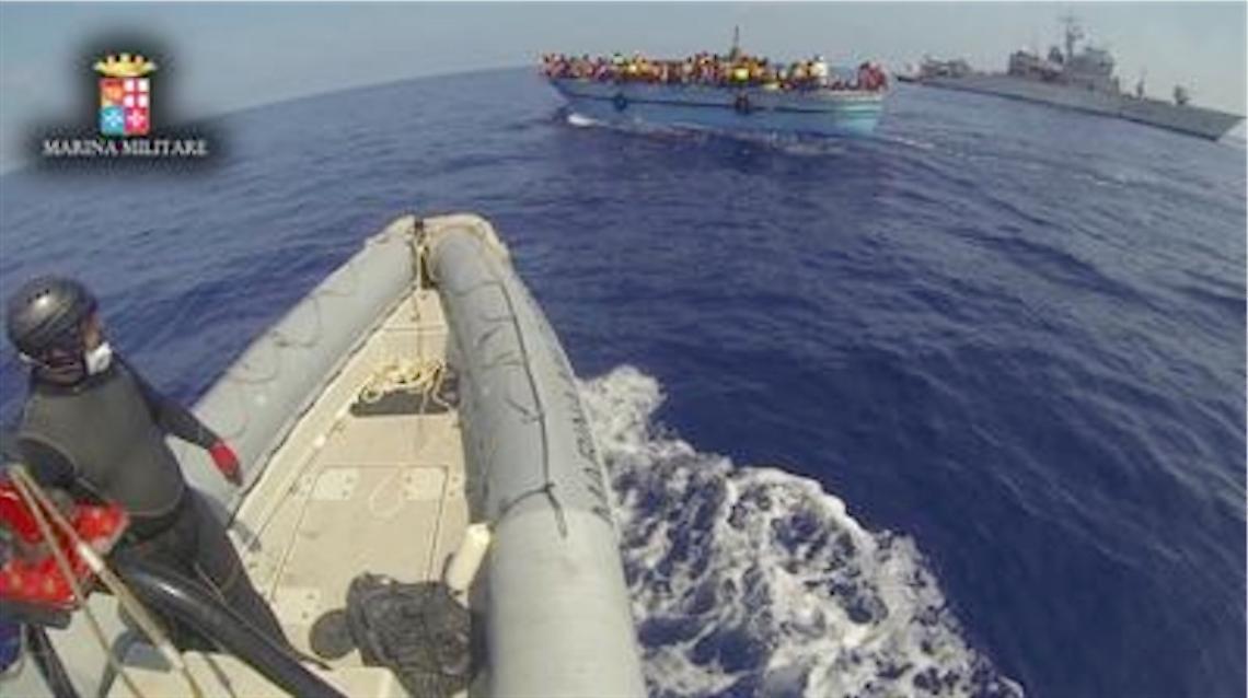 Maroni ai sindaci: basta clandestini o taglio i soldi<br>Scontro col Governo