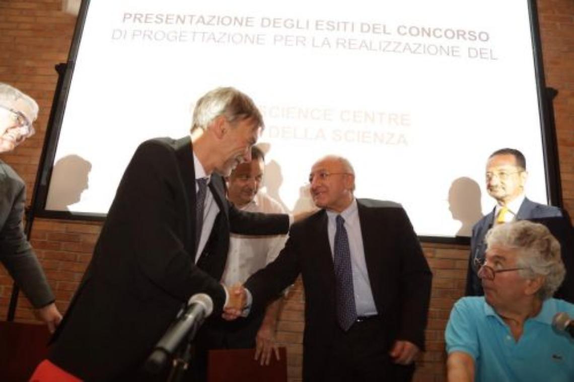 Avvisi di garanzia, dietrofront di De Luca: «Solo una battuta»