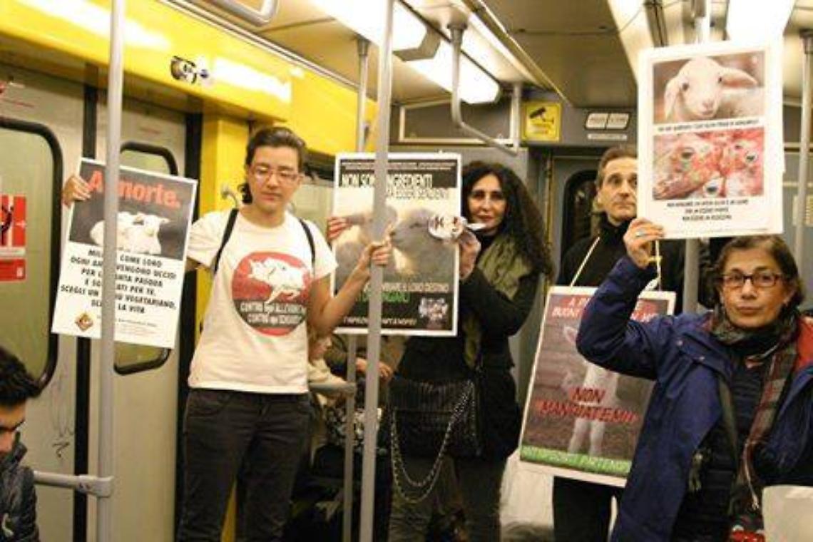 Flash mob in metro: "Risparmiate gli agnelli a Pasqua"