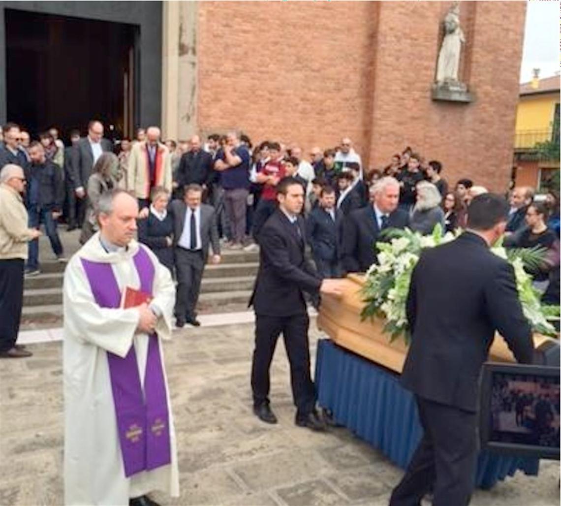 Folla ai funerali dello studente morto in gita