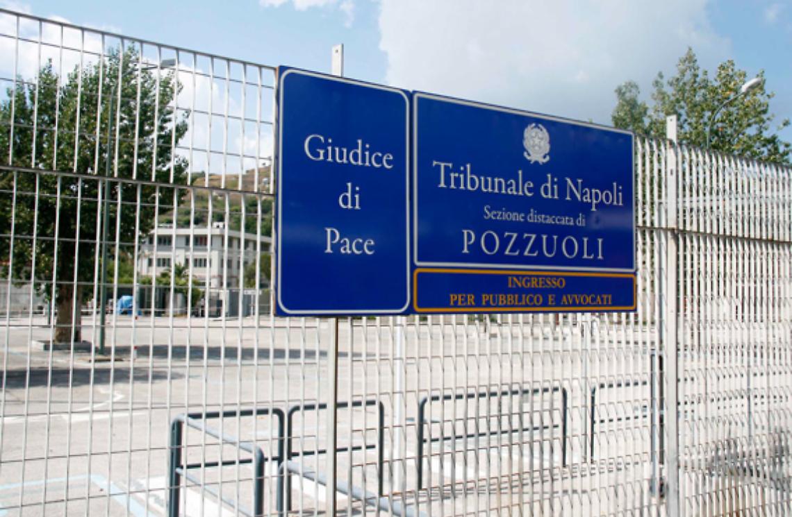 Pozzuoli, allarme bomba negli uffici del Giudice di Pace: blitz degli artificieri