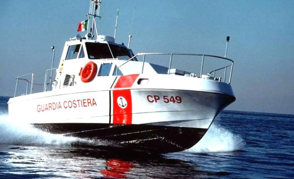 Gommone in avaria, salvataggio in mare