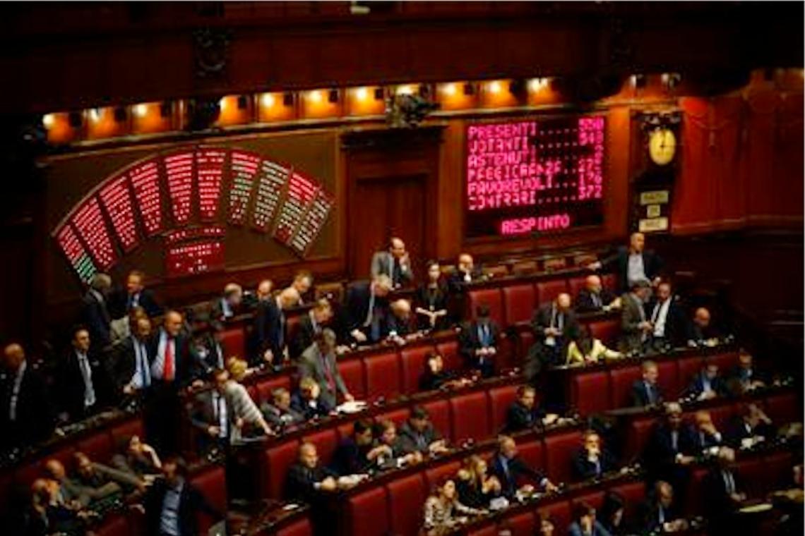 Legge elettorale, <br>il Governo pone <br>la fiducia: bagarre <br>in aula