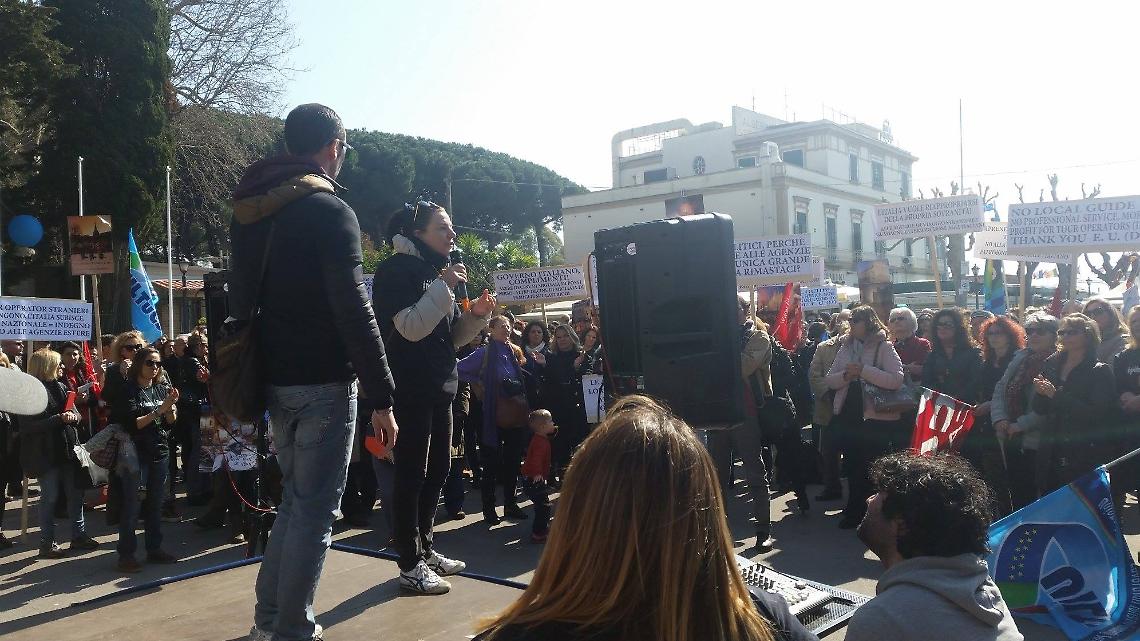 "Giù le mani dalle guide" in 600 protestano agli Scavi di Pompei