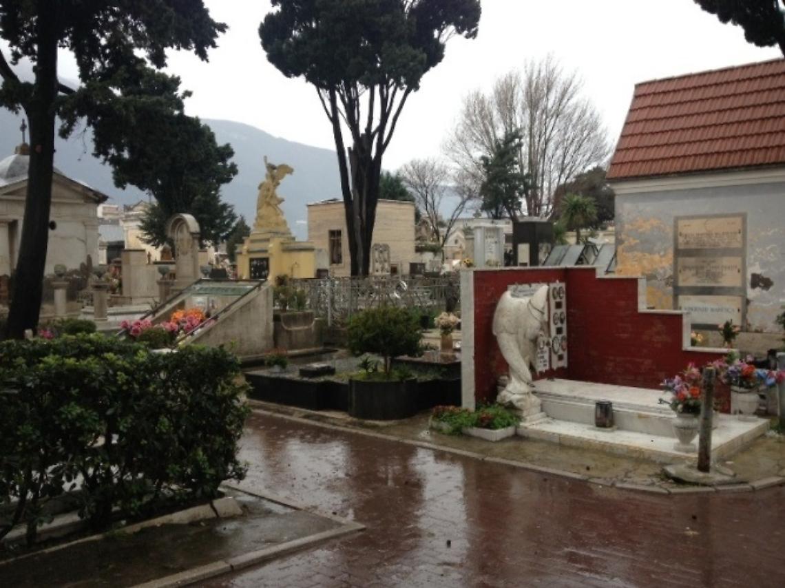 Cimitero di Castellammare di Stabia: operaio precipita nel fondo di una tomba e si ferisce