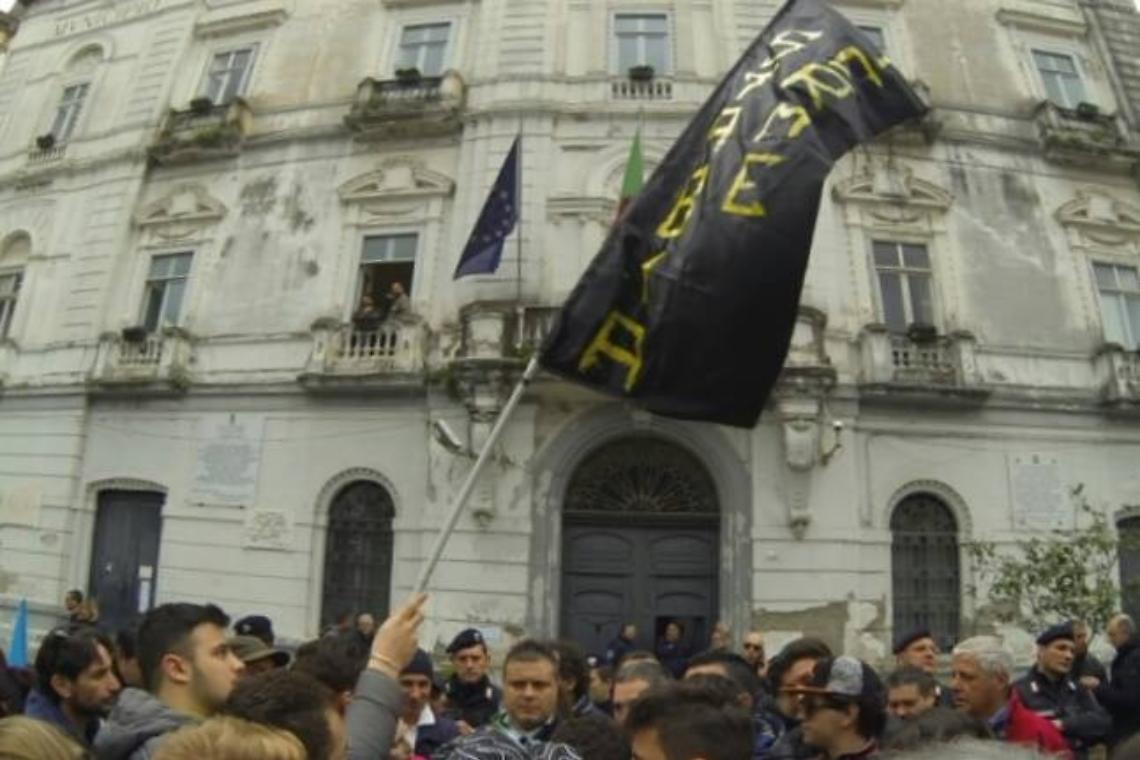 Fallimento Terme di Stabia, corteo funebre con insulti ai politici