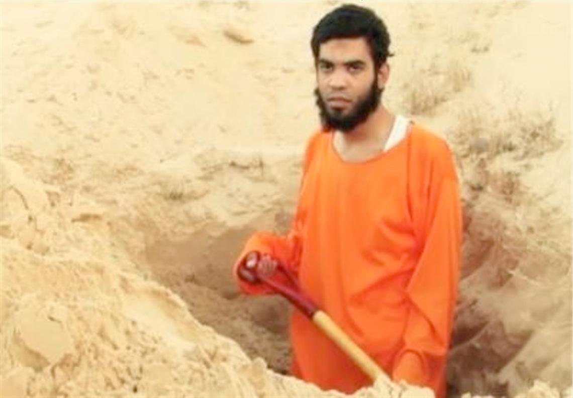 L'Isis lo costringe a scavarsi la fossa: «Sei una spia del Mossad»