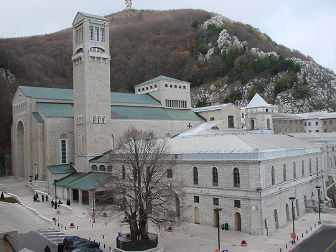 Fiamme vicino al Santuario di Montevergine