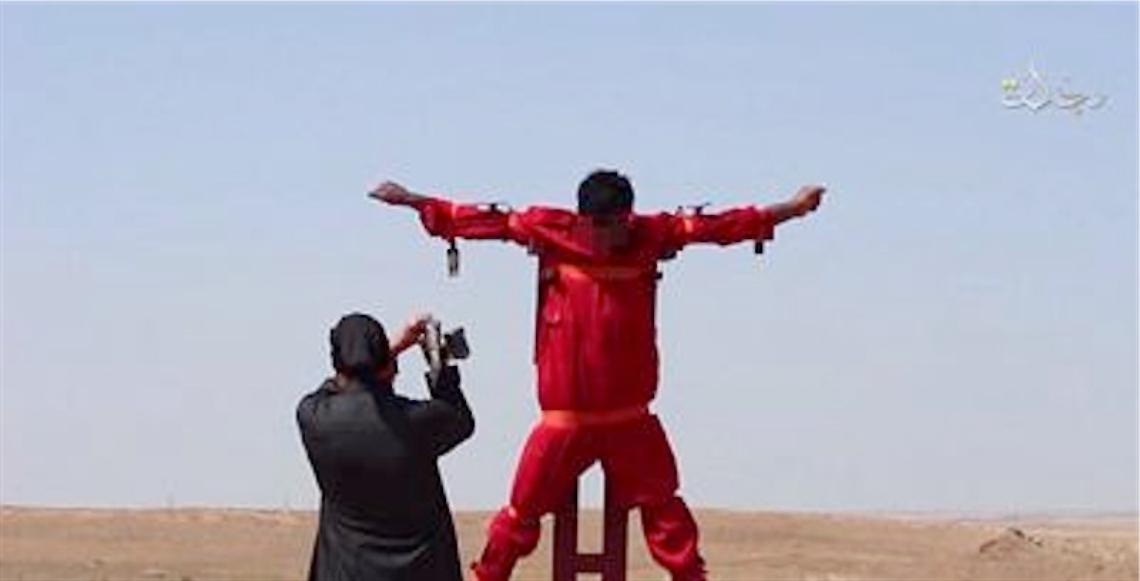 L'Isis taglia mano e piede a una "spia" crocifissa