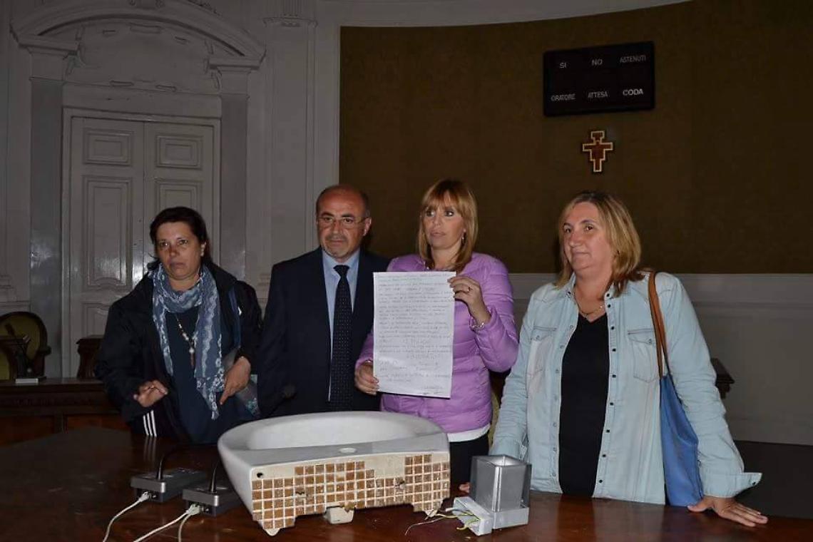 La Mussolini porta via souvenir dalle Terme: ecco com'è facile rubare