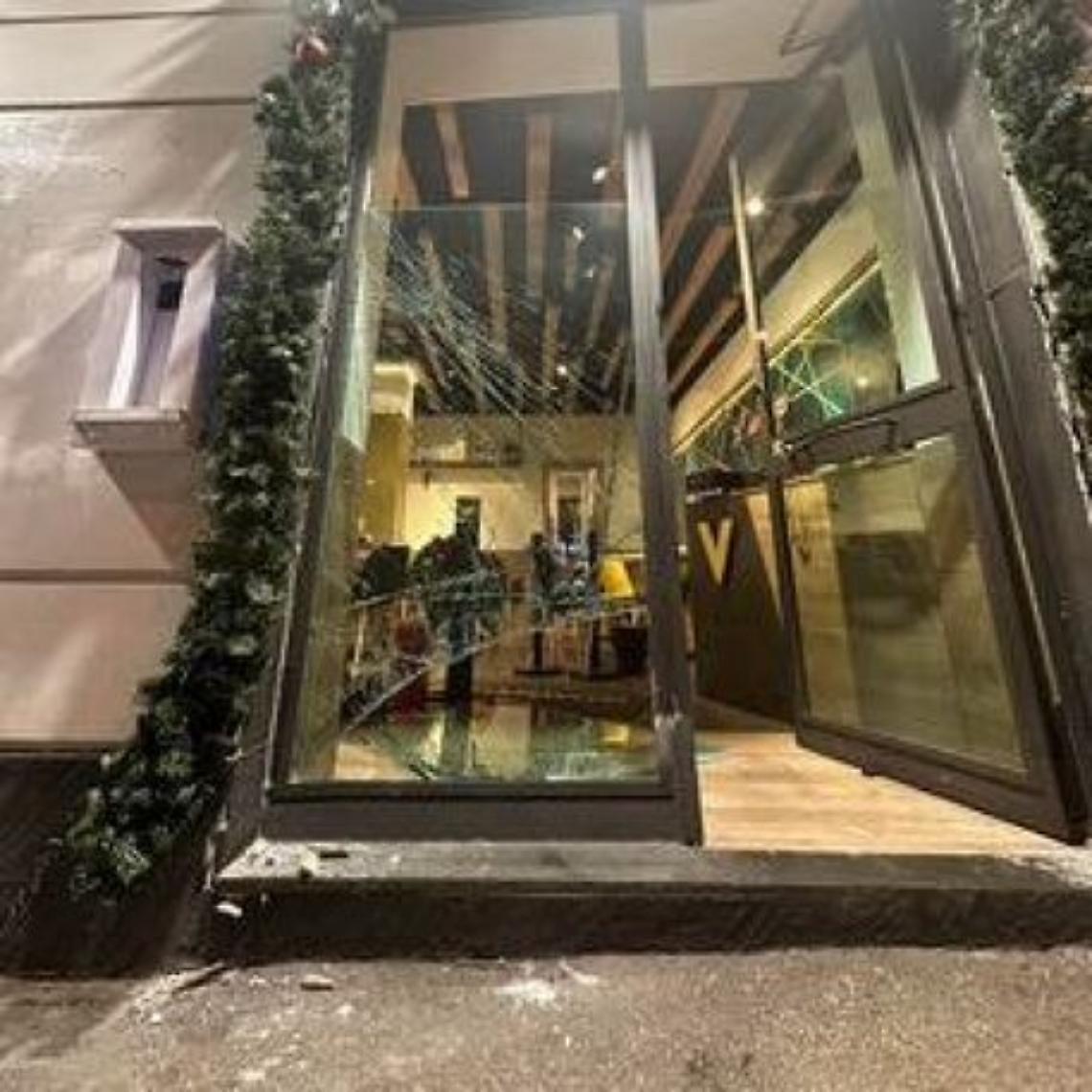 Rubano ambulanza e sfondano la vetrata della pizzeria: caccia ai delinquenti