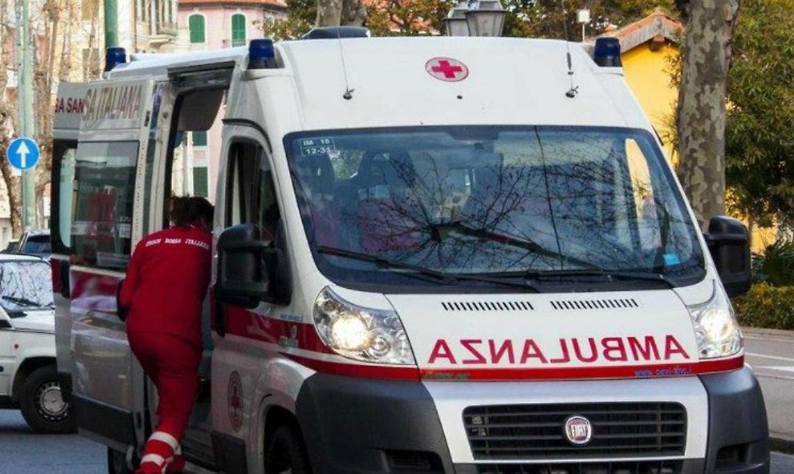 Choc in classe nel Casertano, studente accoltella la prof