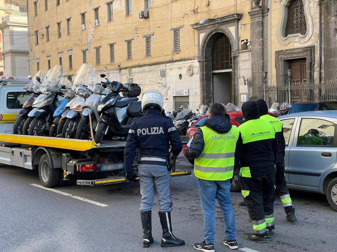 Quartieri Spagnoli, sequestrati 19 veicoli abbandonati
