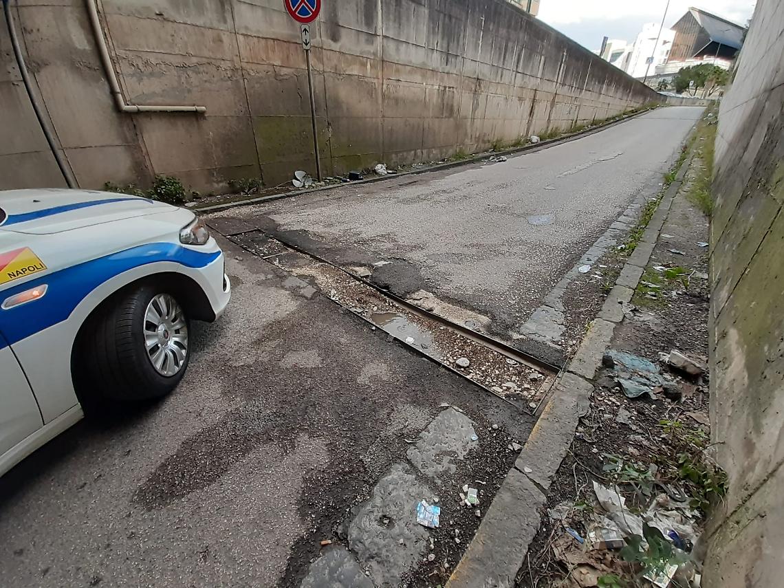 Rubate le grate, auto della municipale blocca accesso al Tribunale