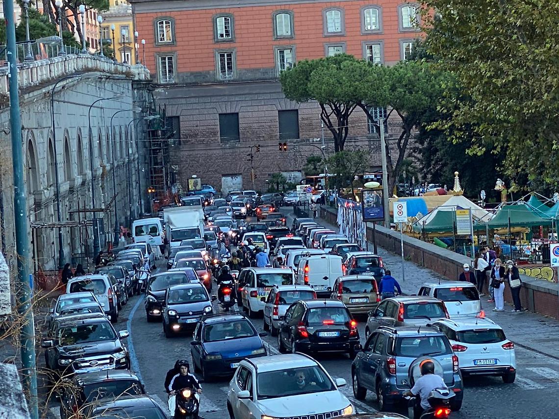 Inferno viabilità a Napoli, apertura anticipata per la Galleria Vittoria