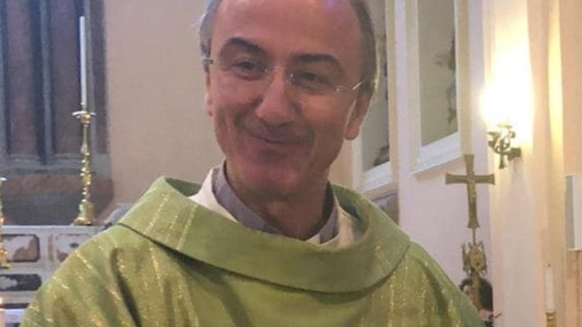 Il parroco ai fedeli, l'annuncio sui social: «Mi sposo»