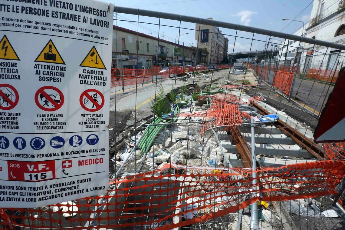 Via Marina, parte il tram: ma arriva soltanto a metà percorso