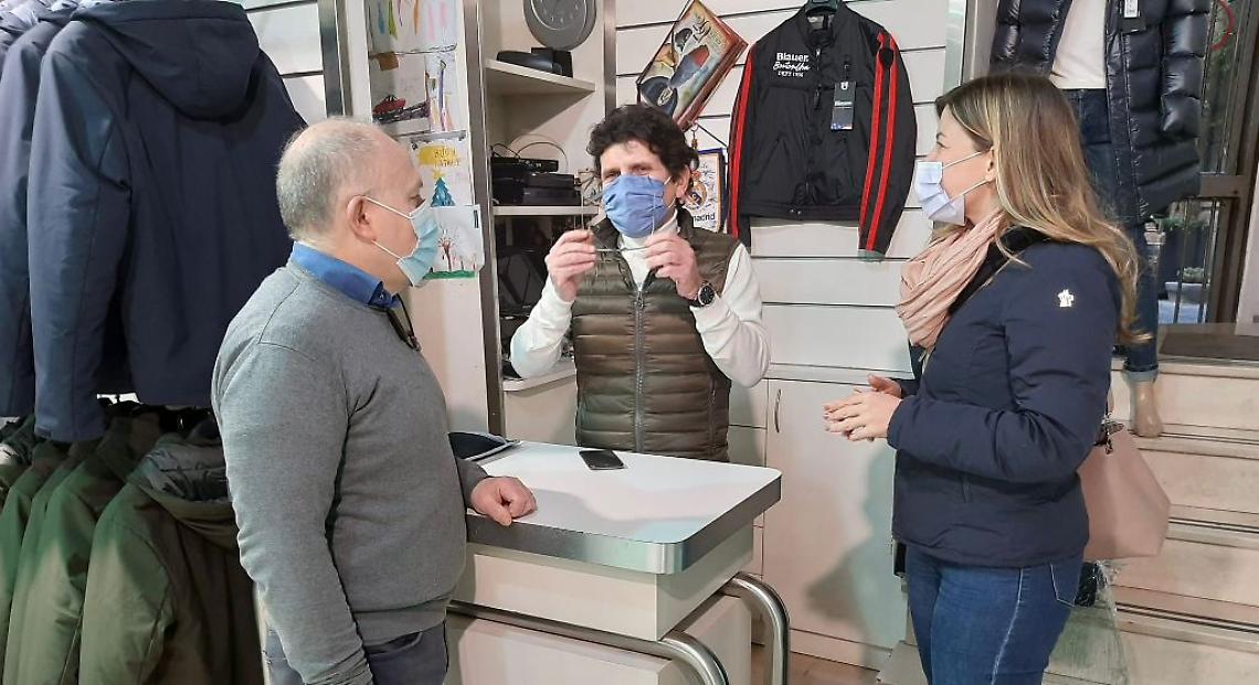 Via Toledo, assessore Clemente in visita al negozio derubato