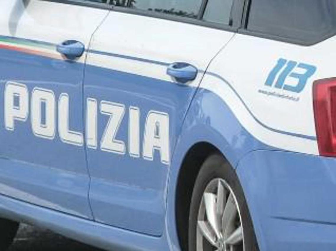 Roma, polizia insegue rapinatori e si scontra con altra auto: morta una donna