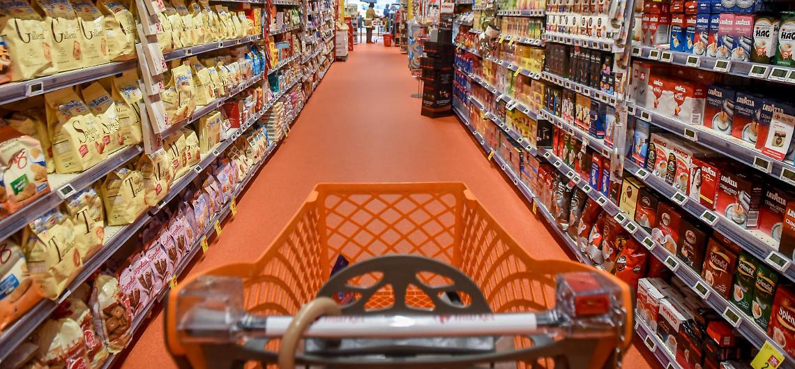 Tragedia al supermercato: neonata resta schiacciata dal carrello della spesa