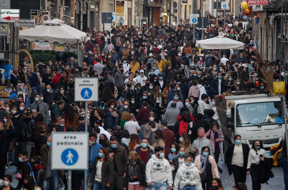 Covid, allarme assembramenti: rischio zona rossa per la Campania