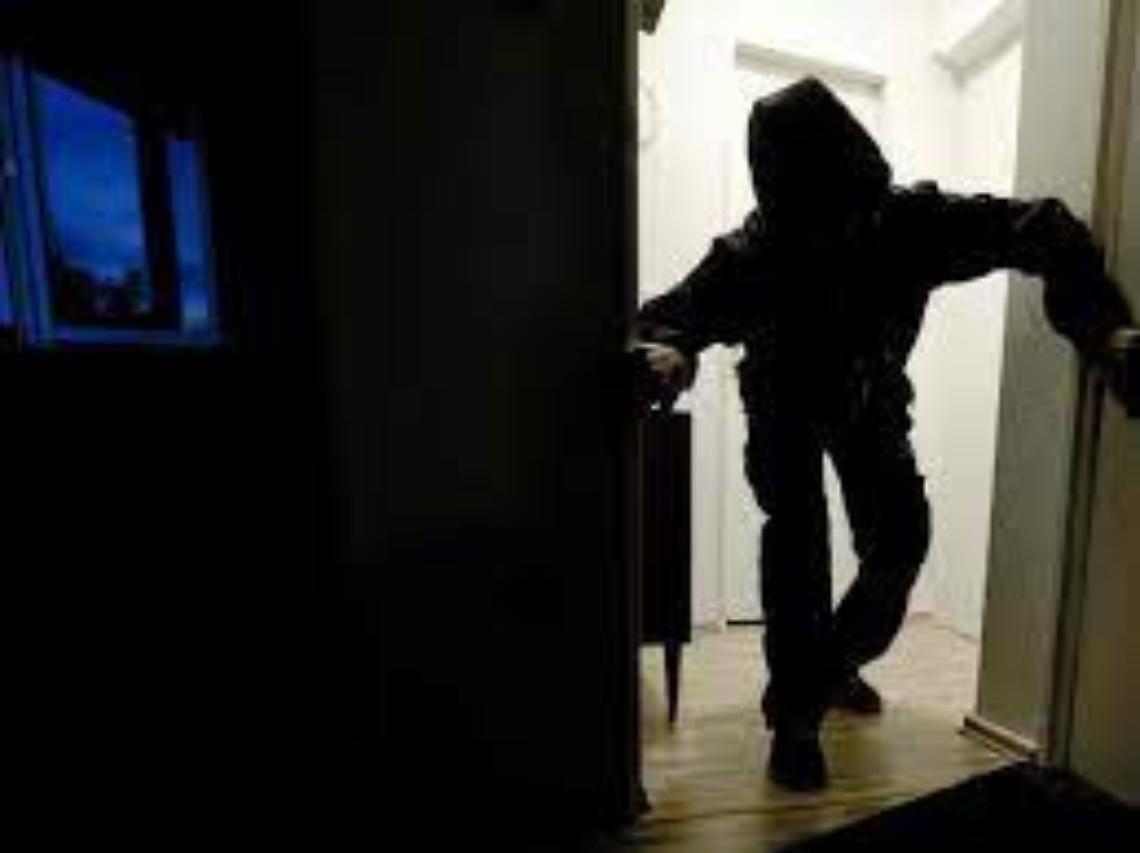 Bacoli, allarme dei residenti: «Basta furti»