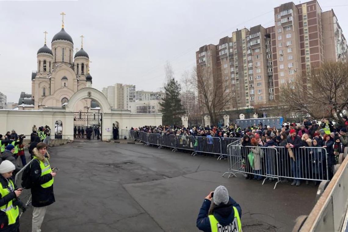 I funerali di Navalny: Mosca blindata e isolata, la folla applaude il feretro