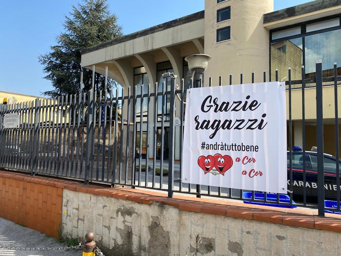 Caivano, striscione di ringraziamento per i carabinieri